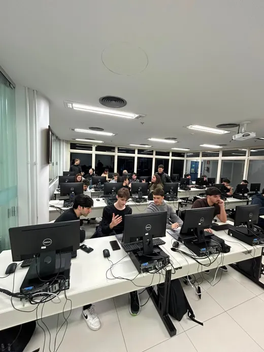 Laboratório de informática da PUCRS lotado de estudantes durante treino da Liga de Algoritmos