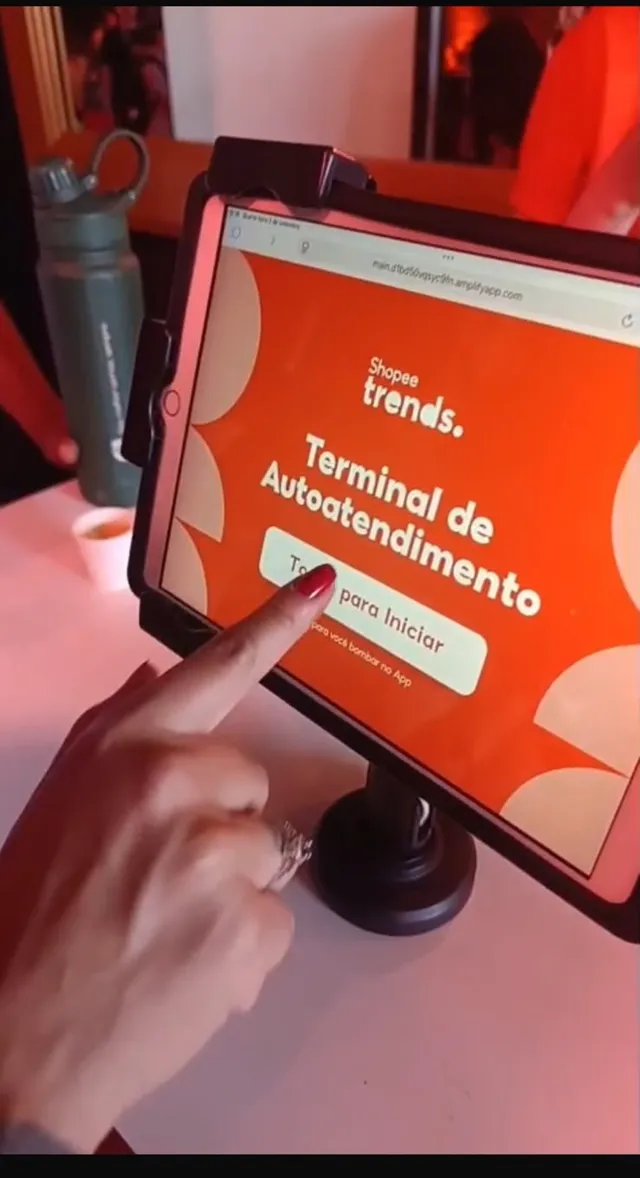 Totem em uso no evento — São Paulo, 2025